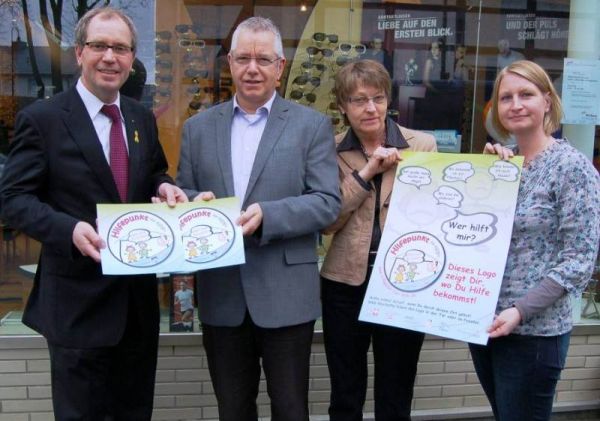 Foto: Landrat Müller übergibt den 500. „Hilfepunkt für Kids“. V.l.n.r. Landrat Müller,  Clemens-August und Christine Wilken, Projektkoordinatorin Ina Gerken. 